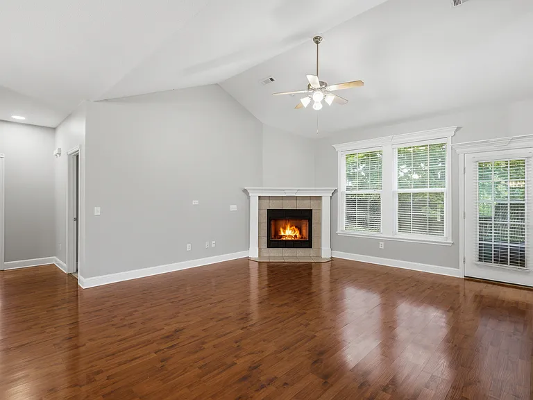 305 NW Palomino St — Photo 4