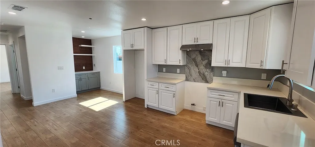 3 bed, 1000 sqft, $3,500 — Photo 2