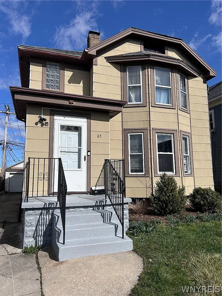 2 bed, 1.0 bath, 2137 sqft, $1,200 — Photo 1