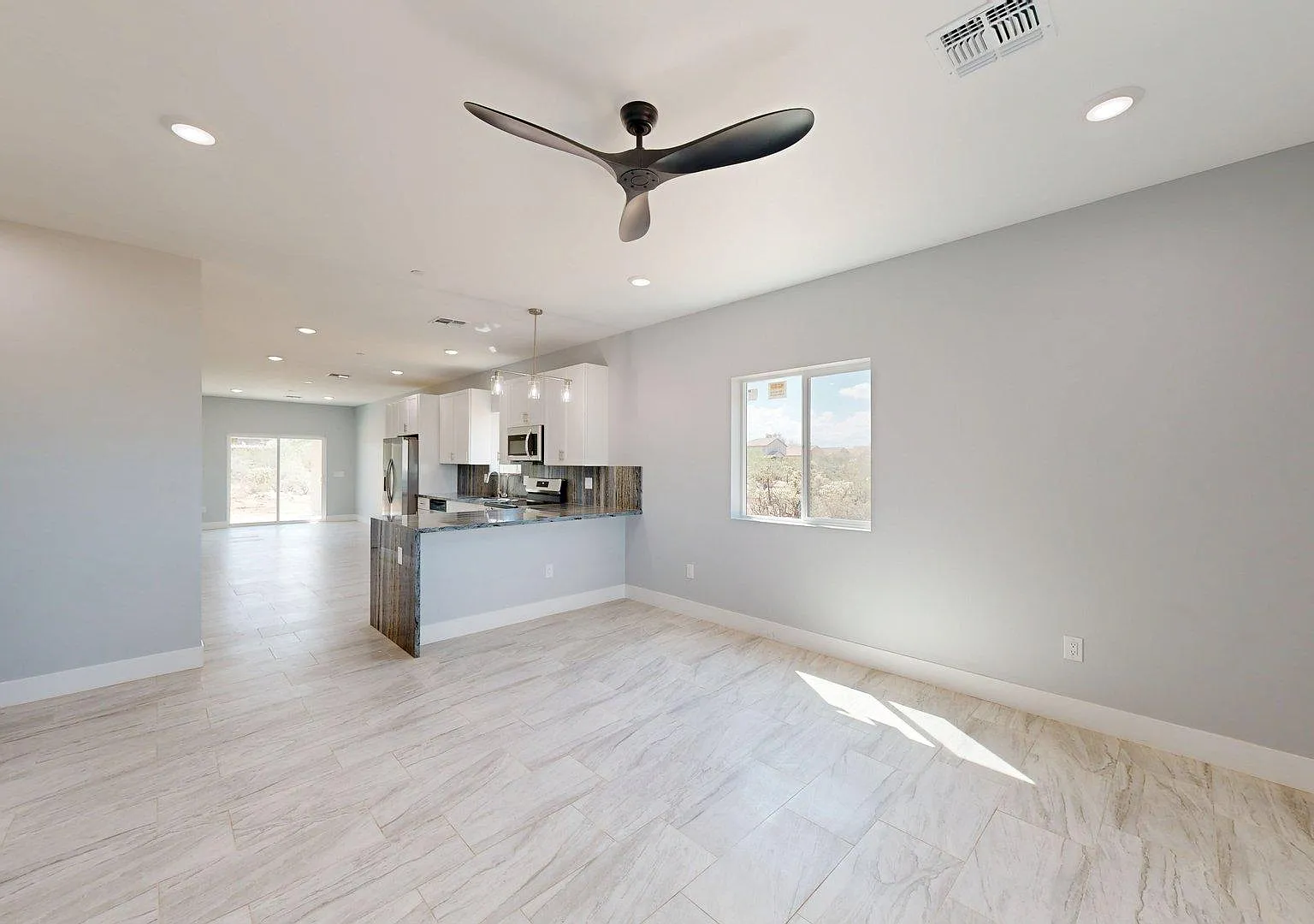 3 bed, 1570 sqft, $2,400 — Photo 3