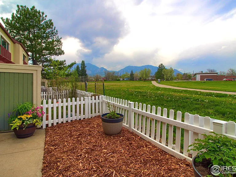 855 W Moorhead Cir — Photo 26