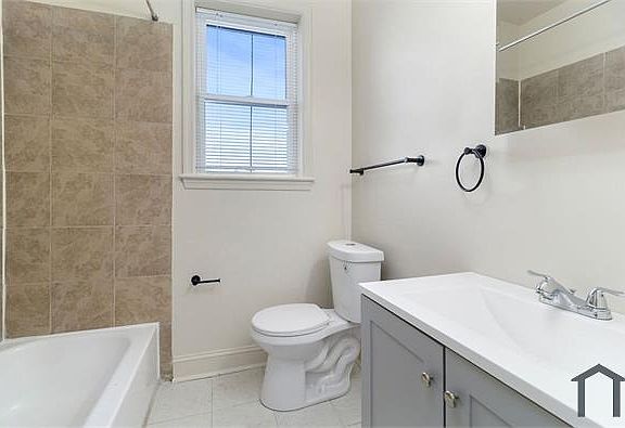 3rd image of 1150 17th St NE APT 2