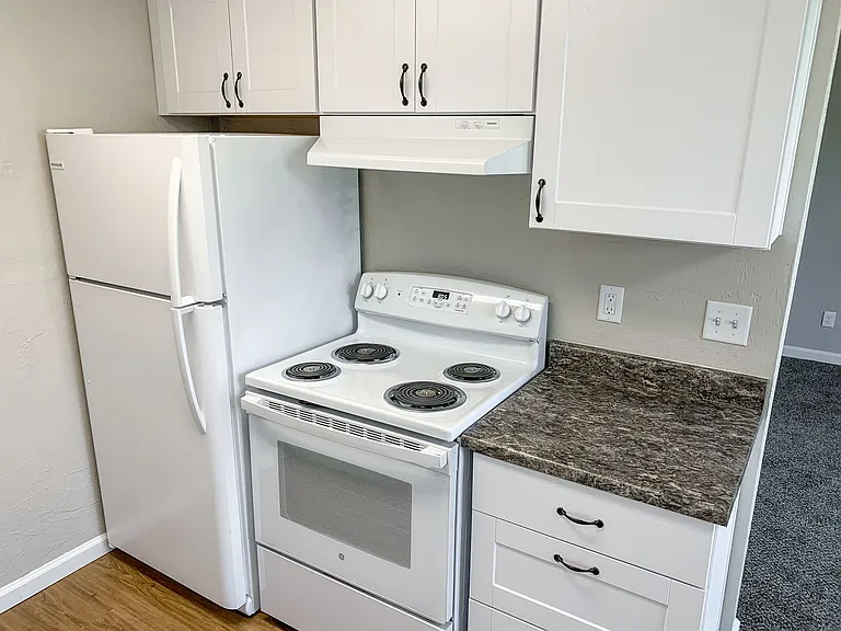 Apartment in West Salem near banks, shopping areas, bus lines, and downtown! ~ Colonial — Photo 58