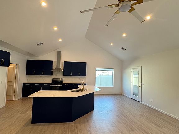 Great room w/ ceiling fan