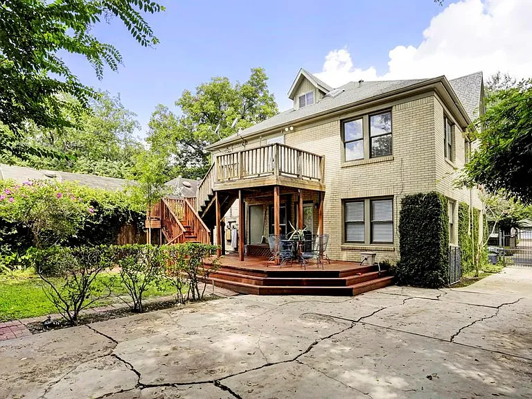 2127 Bartlett St — Photo 2