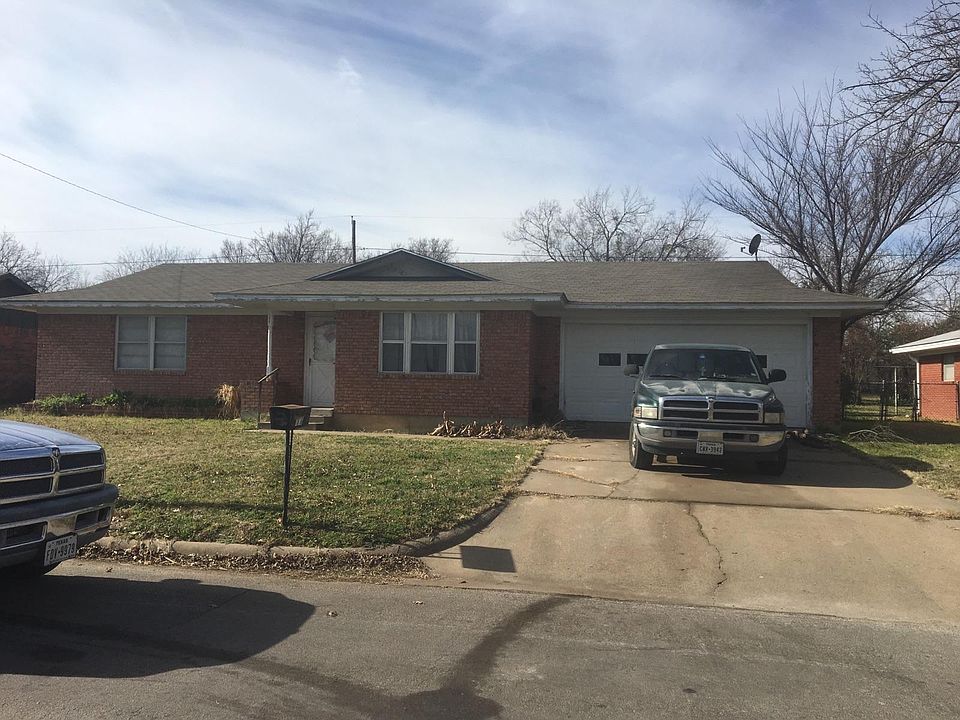 AVAILABLE FOR VIEWING NOW!!!! MUST SEE IN PERSON!!! Immaculate 3/2/2 brick home in quiet neighborhood. Tile floor except in bedrooms. Lots of storage. Fenced back yard with patio. All pets welcome with pet deposits of $200. Month to month lease. House dep