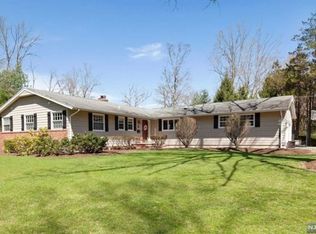 12 Stonefence Rd, Allendale, NJ 07401