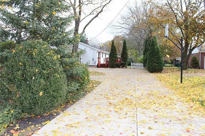 142 Moray Dr — Photo 14