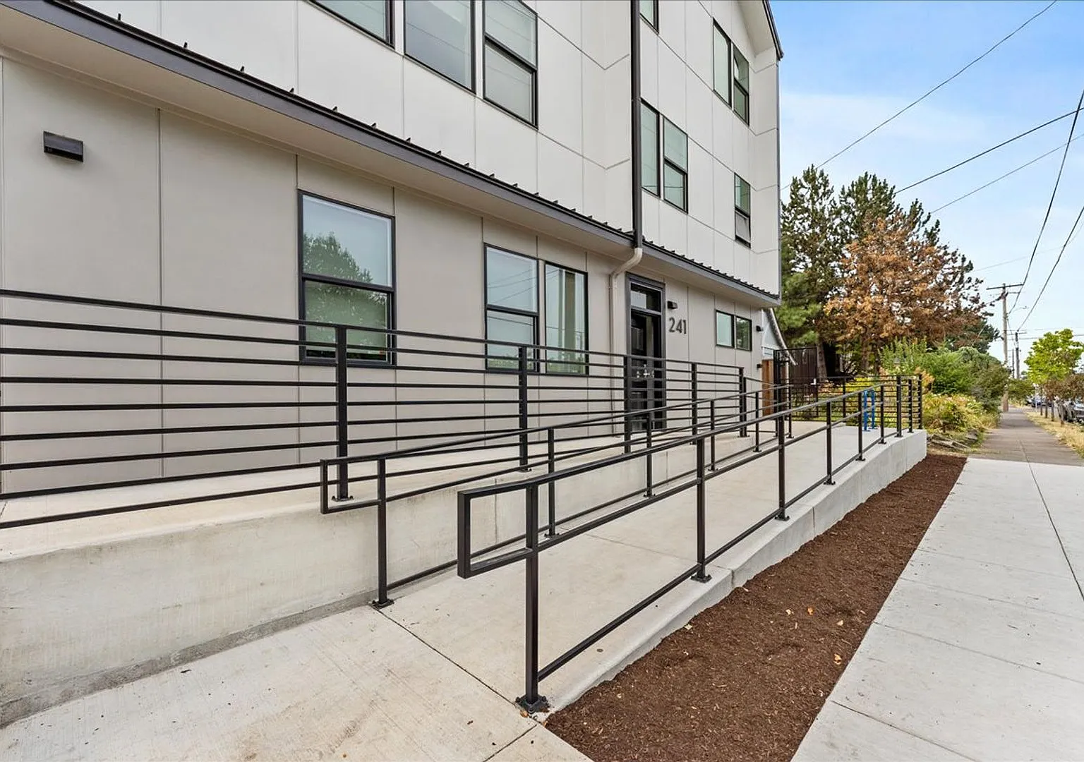 Modern Two-Bedroom with Private Entry in Montavilla — Photo 3
