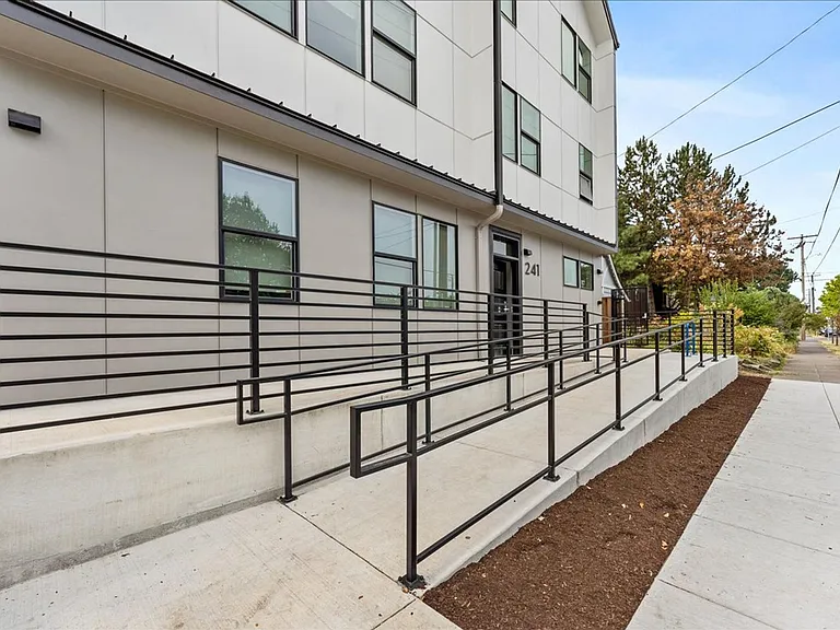 241 SE 80th Ave #103 — Photo 3