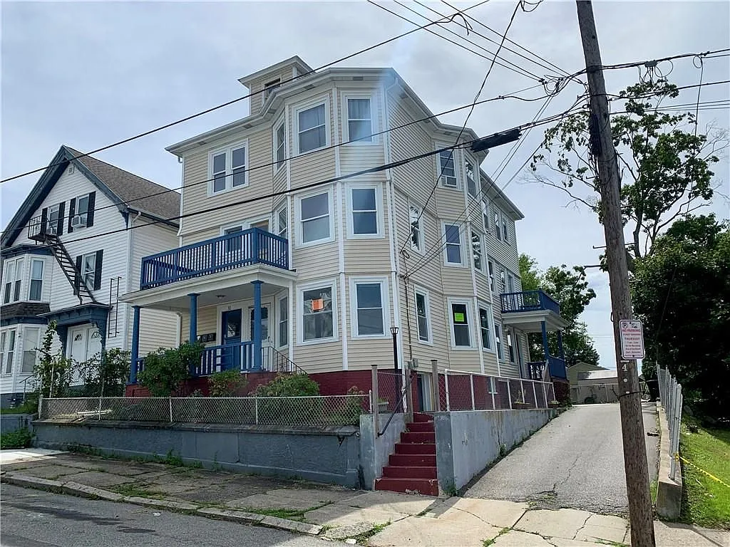 3 bed, 1.0 bath, 1404 sqft, $2,100 — Photo 3
