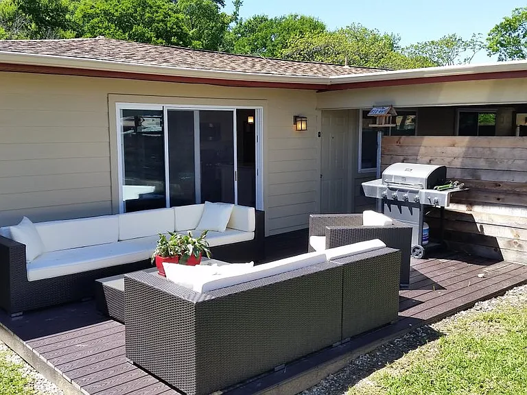 Entertain friends outside, large manicured backyad