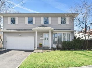 4 Bay Dr, Port Washington, NY 11050