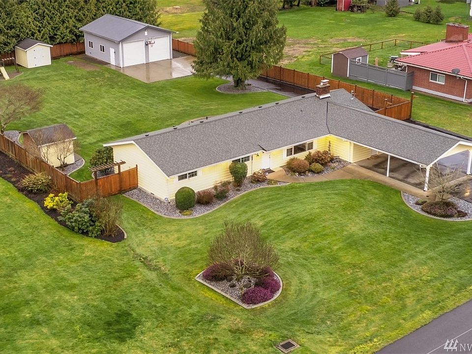 Sierra Vista retreat just moments from charming downtown Enumclaw & nearby Crystal Mountain. 