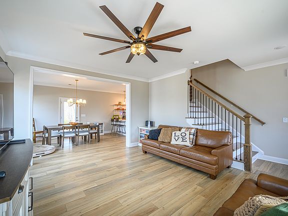 3rd image of 180 Greenwich Dr