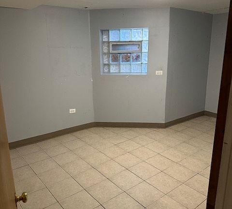 3rd image of 3841 N Sacramento Ave #G