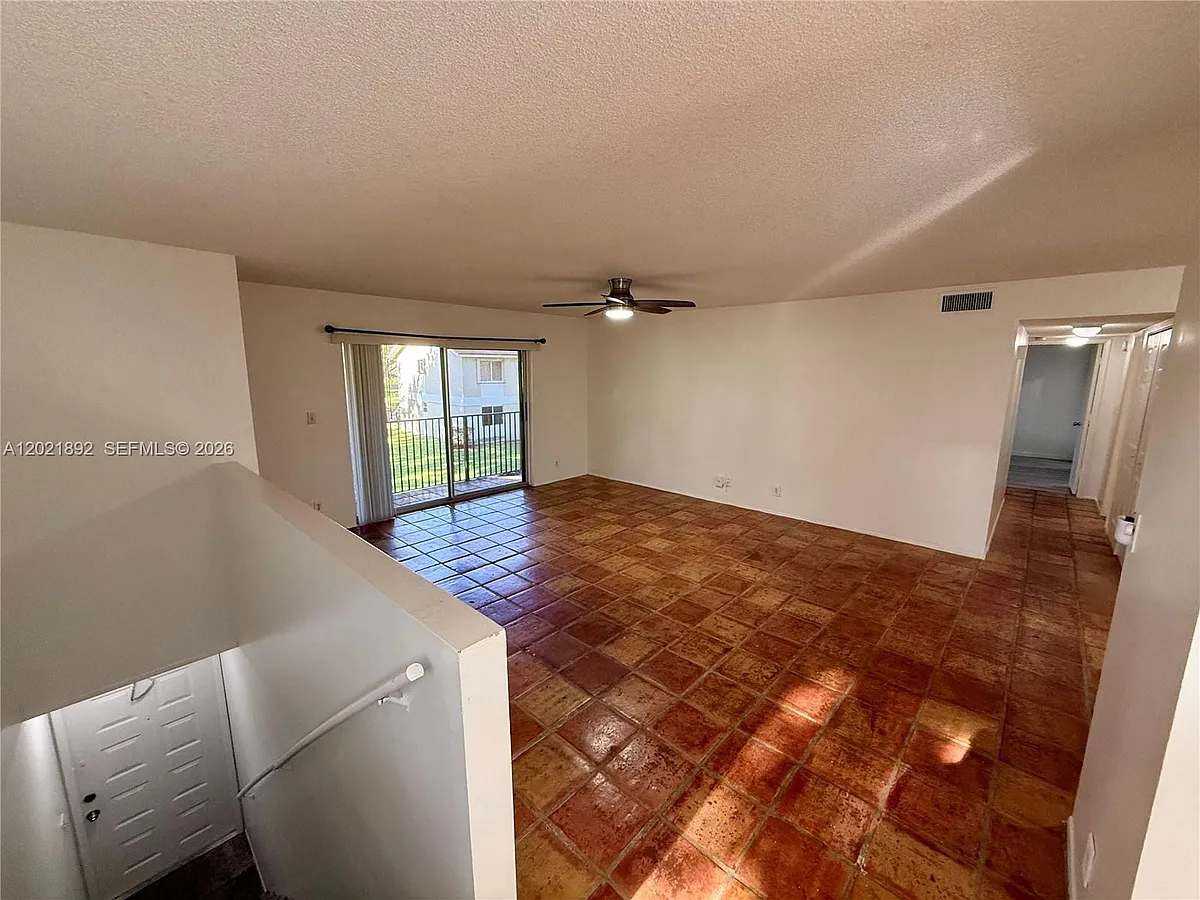 Building Photo - 110 Gardens Dr #203