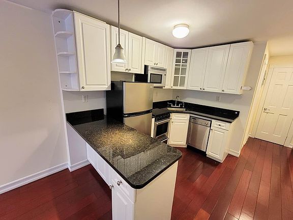 4th image of 241 E 58th St #2Y