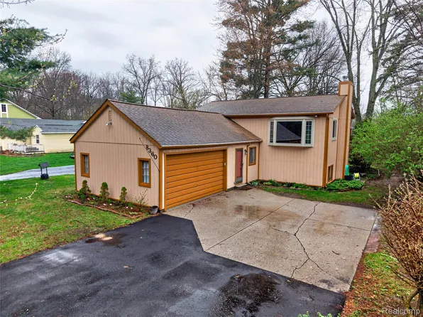 8360 Arlis St, Commerce Township, MI 48382