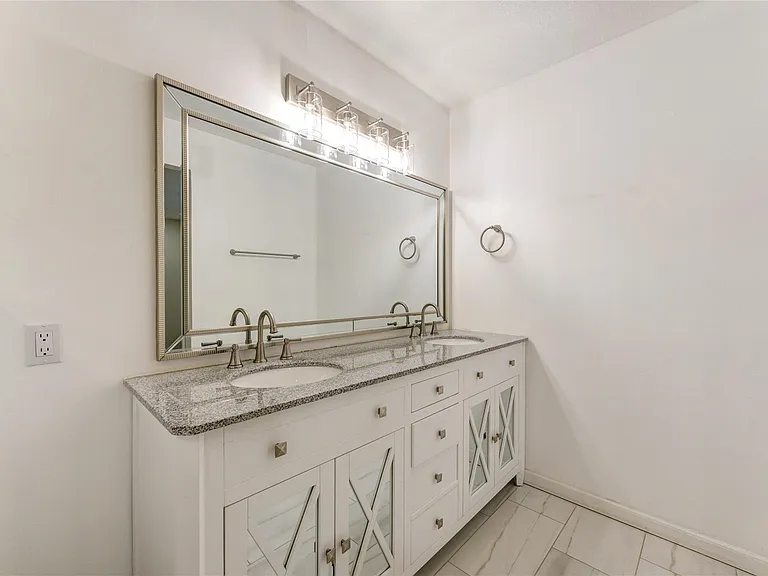 2114 River Village Dr — Photo 33