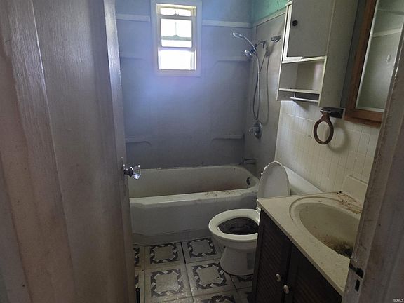 4th image of 1144 E Bowman St