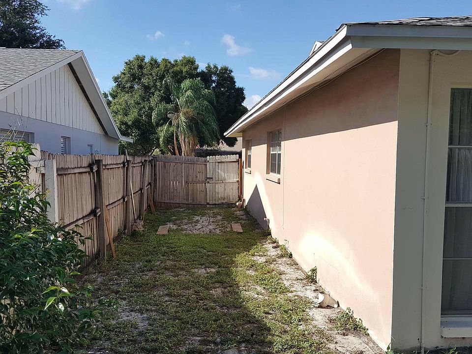 Side yard, good for a boat