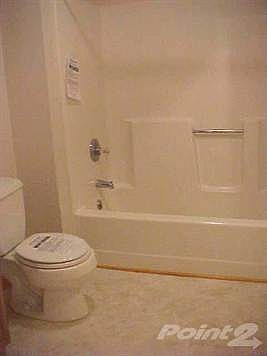 1368 Maple Avenue bath