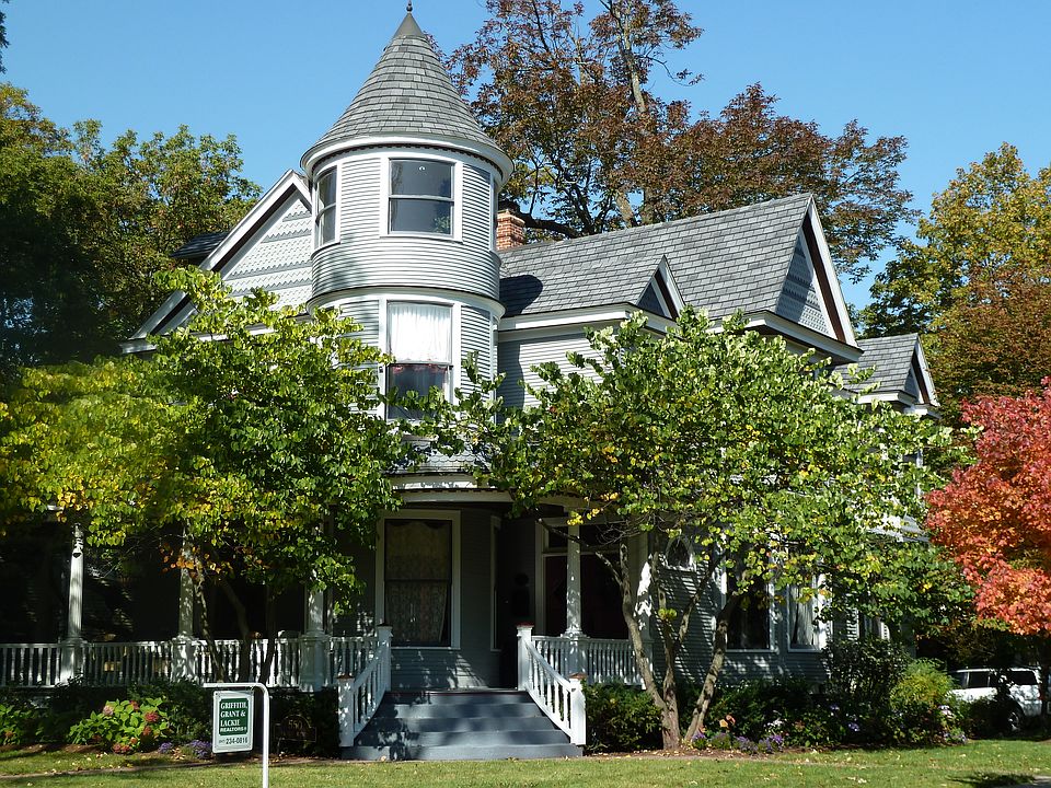 2 blocks from the lake