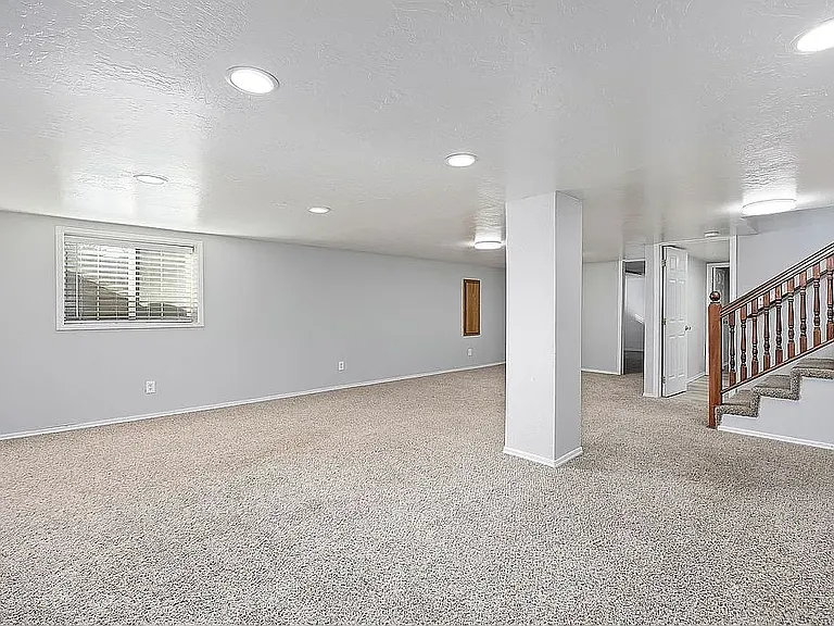 710 Taylor St W — Photo 24