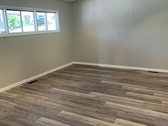 3rd image of 501 Circle Dr NE
