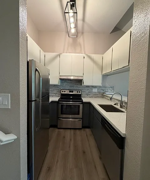 690 Blackford Ct — Photo 3