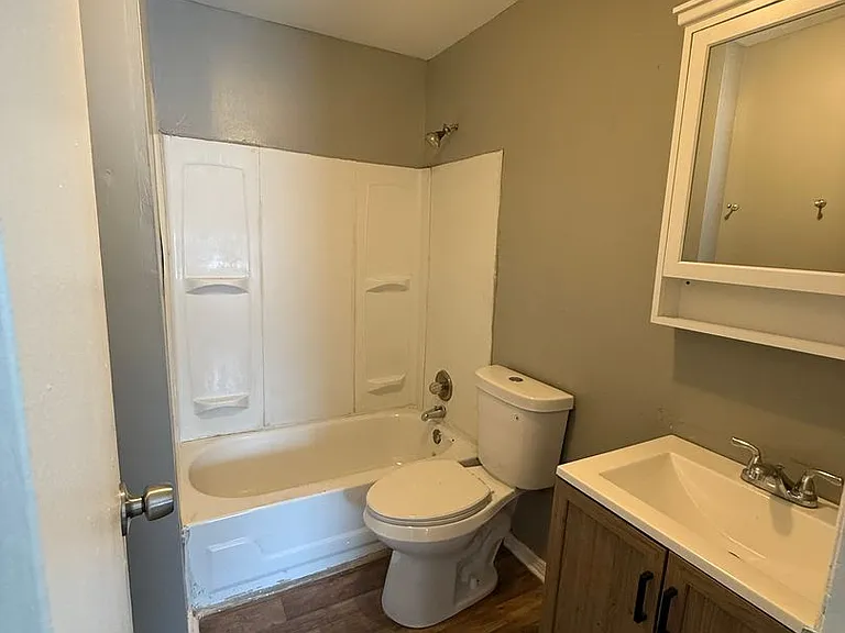 336 W 8th St — Photo 12