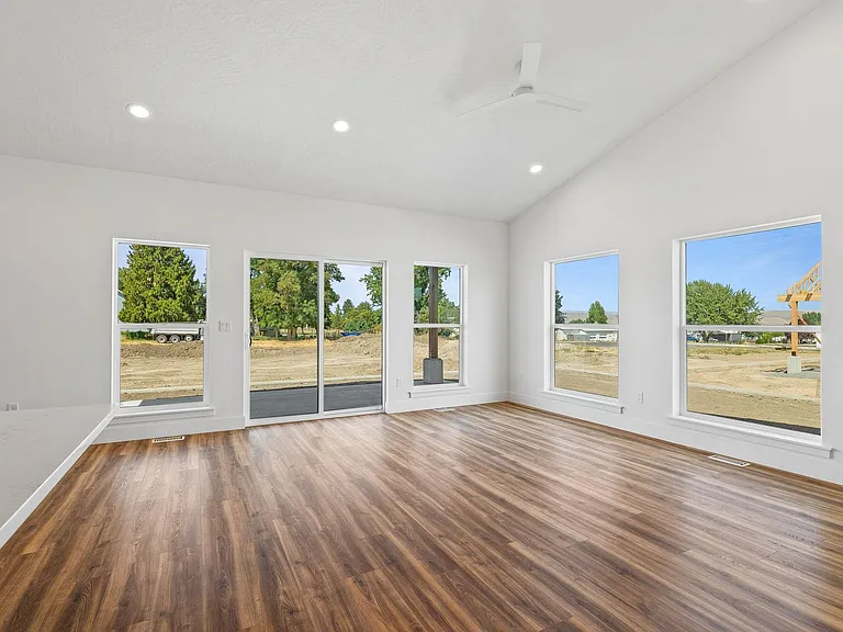2143 Birch Ave — Photo 5