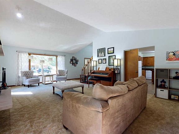 5th image of 115 Harvest Dr W