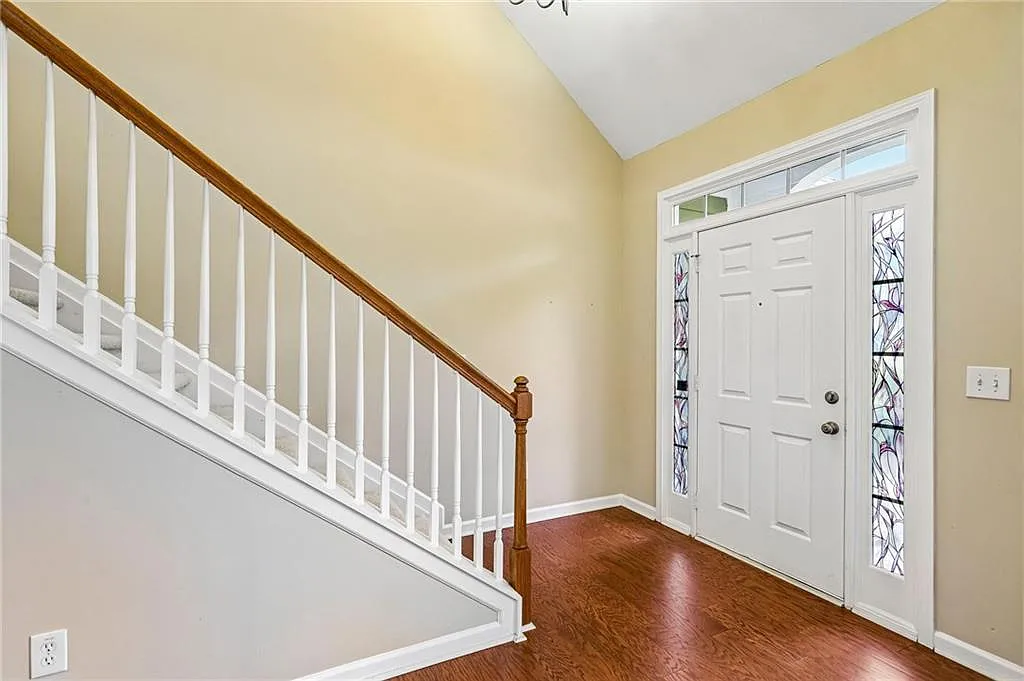 4 bed, 2.5 bath, 2526 sqft, $2,500 — Photo 2