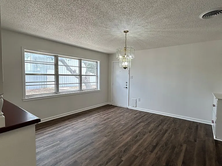 1702 Bonham Ave — Photo 6