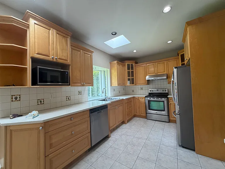 9228 Pinewell Cres — Photo 12