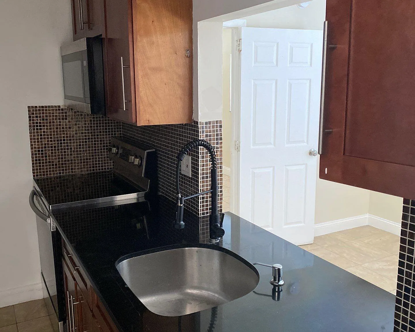 2 bed, 2.0 bath, 830 sqft, $1,900 — Photo 3