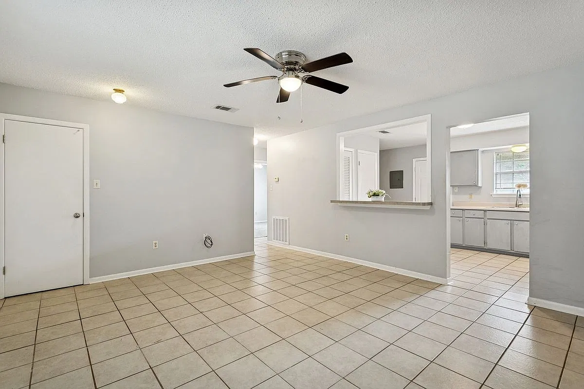 2 bed, 1.0 bath, 926 sqft, $1,300 — Photo 2