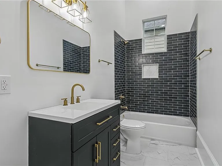 1421 Spain St — Photo 17