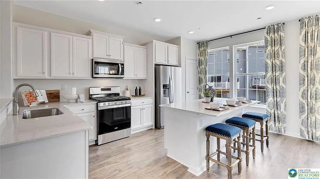 2 bed, 3.5 bath, 1969 sqft, $2,800 — Photo 2