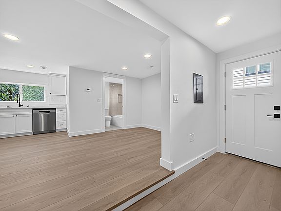 5th image of 13337 30th Ave NE #B