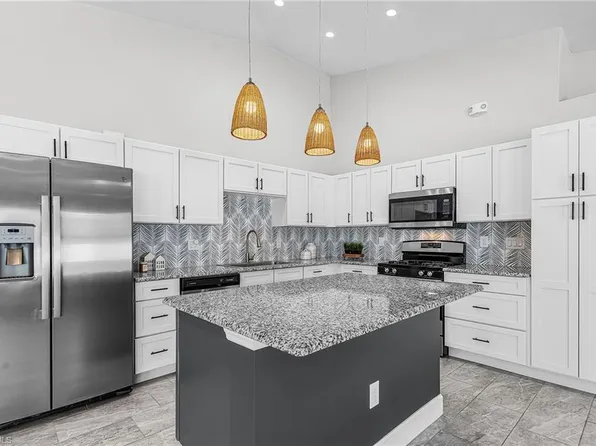 175 VILLAGE CIR #32, LABELLE, FL 33935