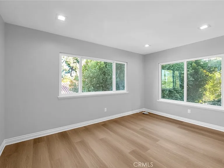4642 Poe Ave — Photo 29