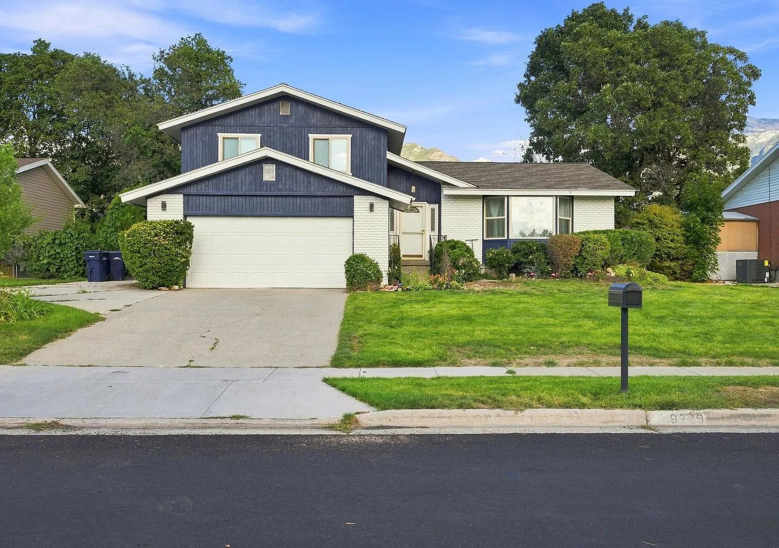 Bright 6 Bed Sandy Home with Mountain Views & Large Backyard!! — Photo 1
