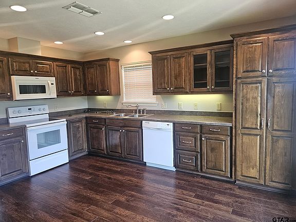3rd image of 111 Suzy Ln