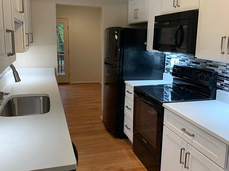 4827 Chevy Chase Dr — Photo 4
