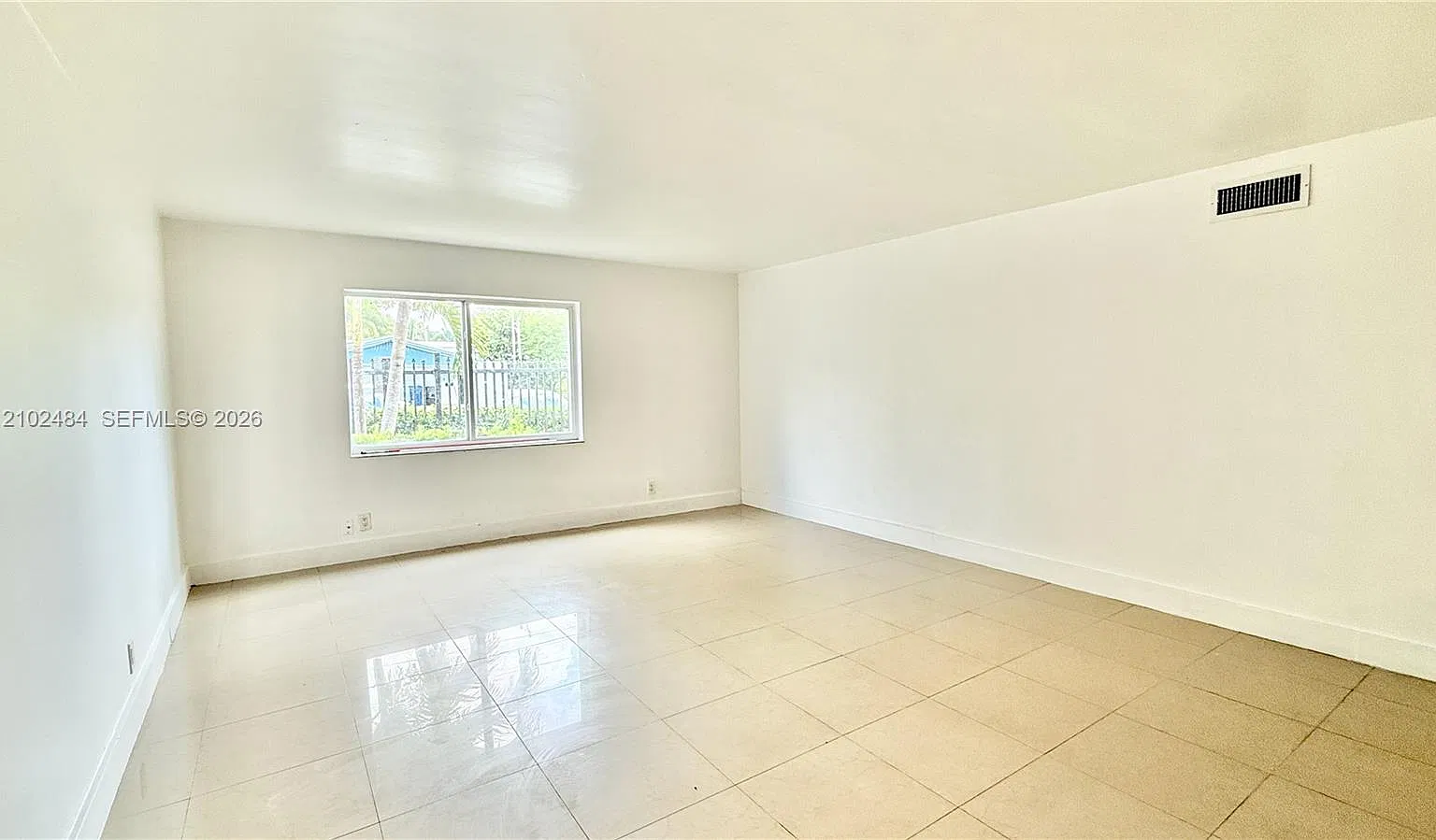 Riverside Condo — Photo 4