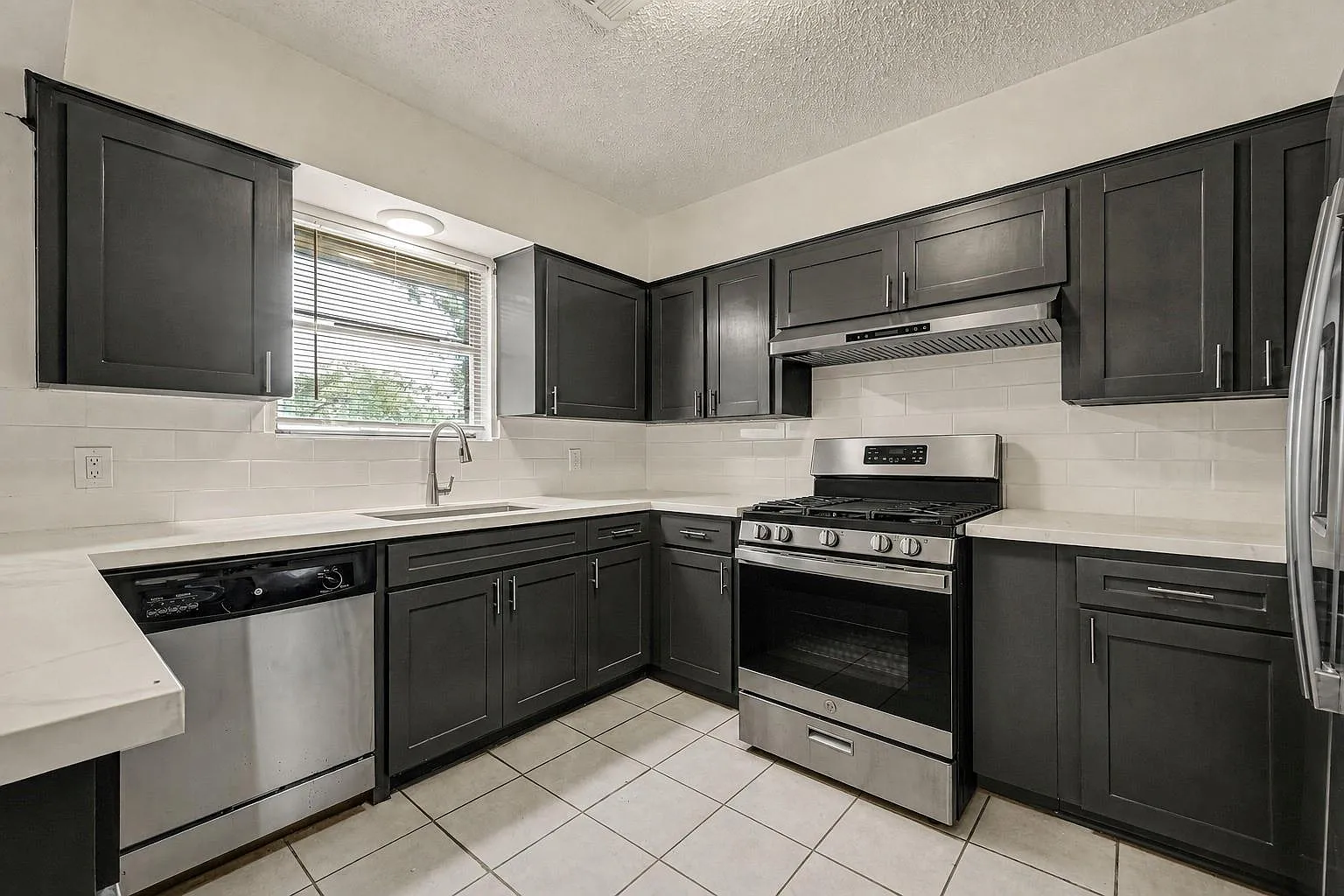 3 bed, 1.5 bath, 1660 sqft, $1,825 — Photo 4