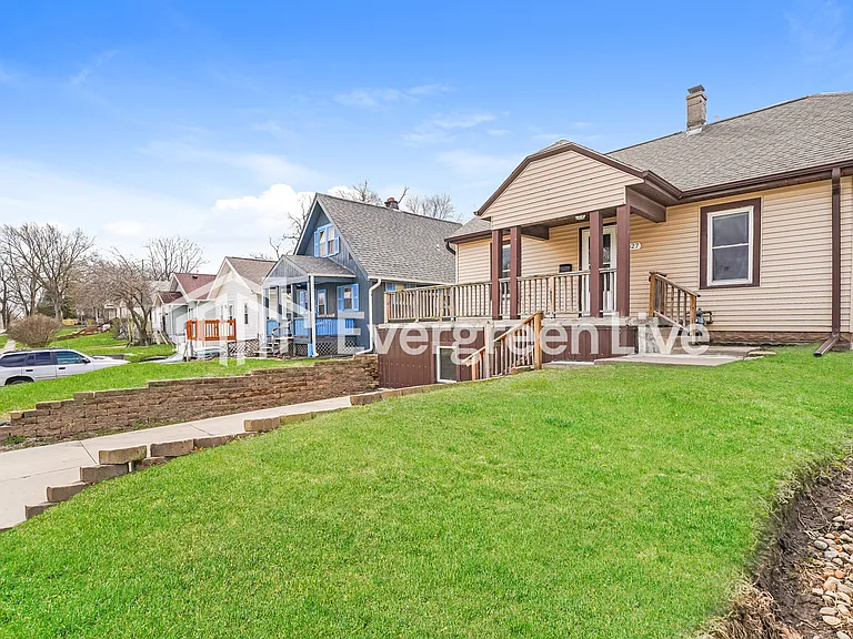 5027 Maple St — Photo 2